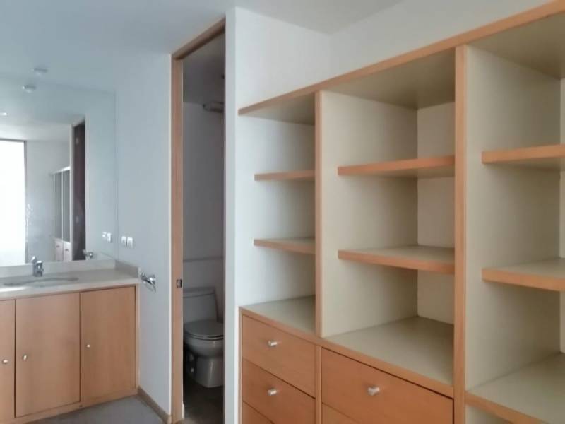 closet con baño en Depto Santa Fe