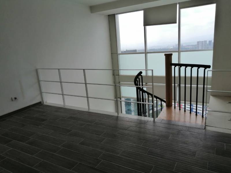 escaleras hacia segundo piso de loft Depto Impulso