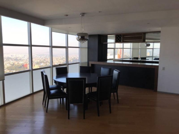 comedor con buena iluminacio y una linda vista en depto Torre Amsterdam