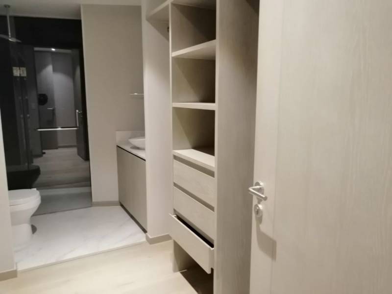 Vestidor y baño depa en renta venta Santa Fe Torre 300