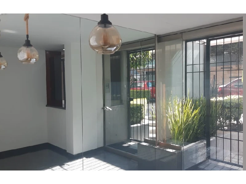 Entrada de edificio con vigilancia Depto Polanco