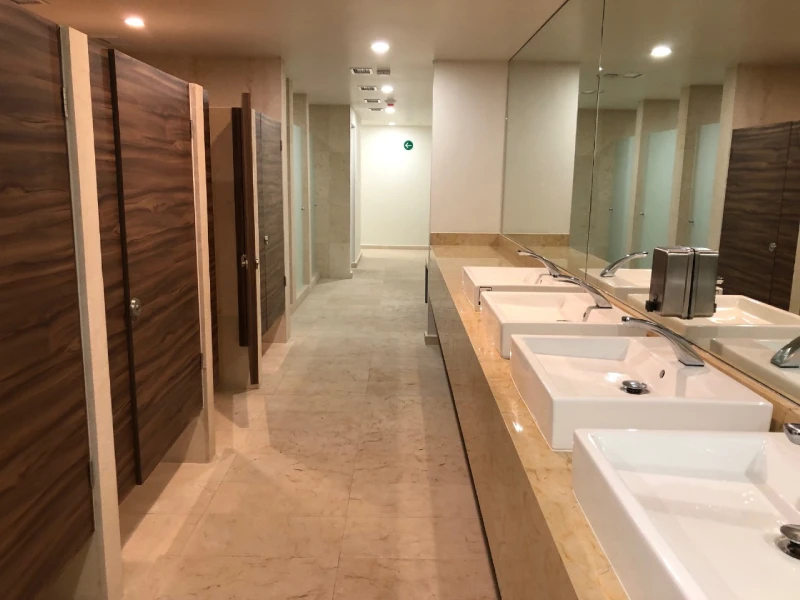 Baños en áreas comunes en Plaza Carso