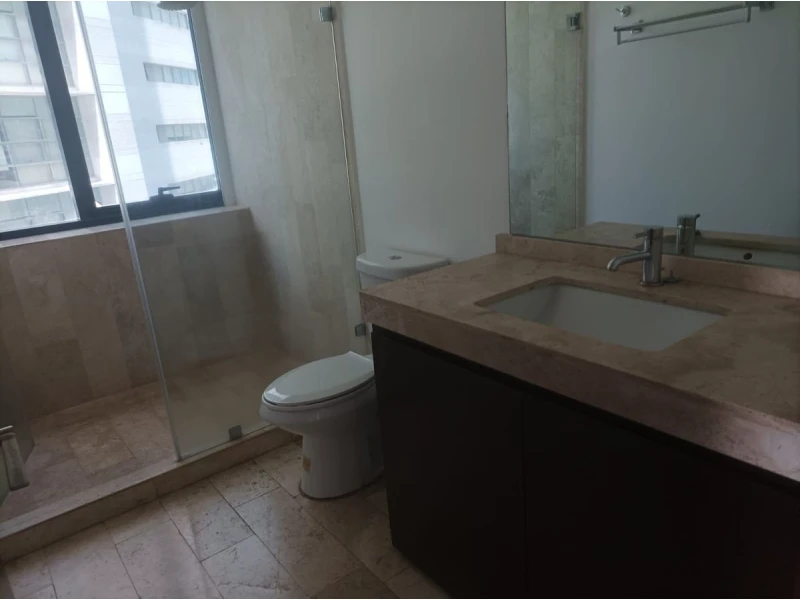 Baño completo con buena vista en Torre Barcelona