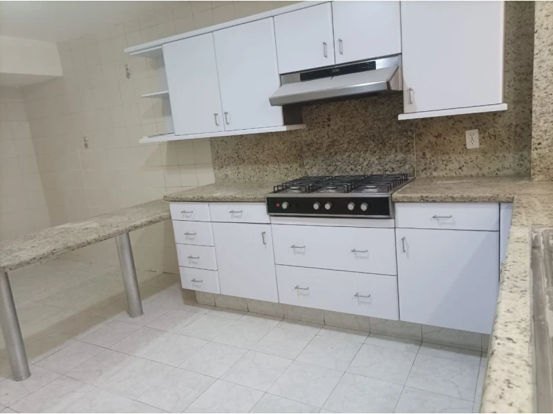 Cocina amplia de Bosques de canelos