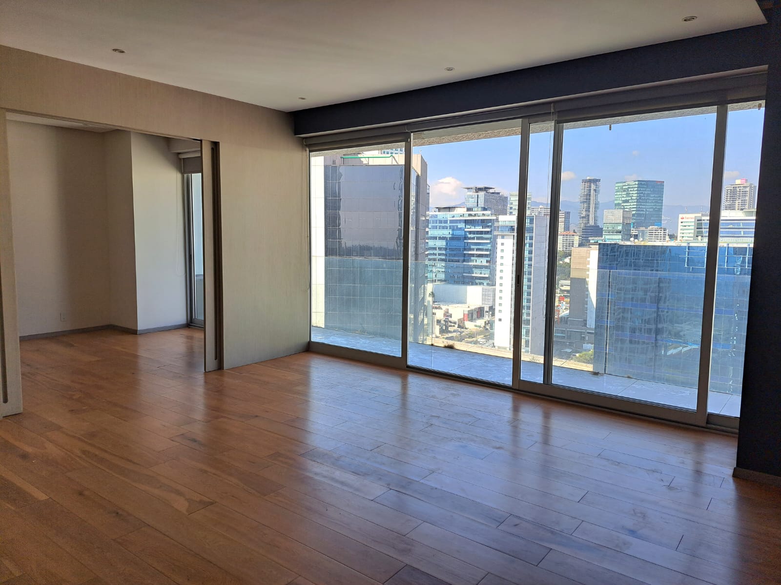 Amplia estancia con balcón Península Tower