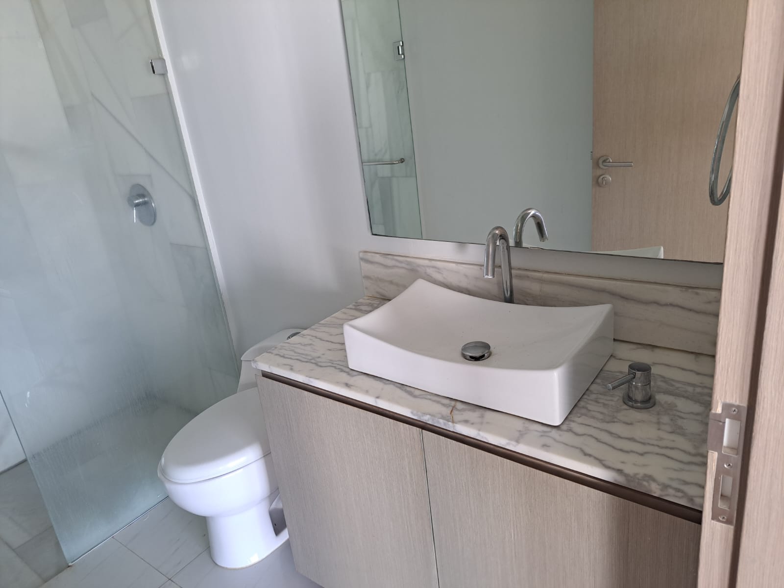 Medio baño de visitas Península Tower