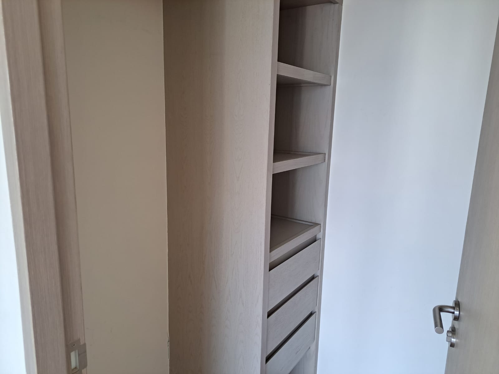 Vestidor Península Tower