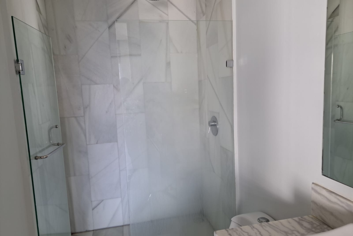 Baño y medio Península Tower