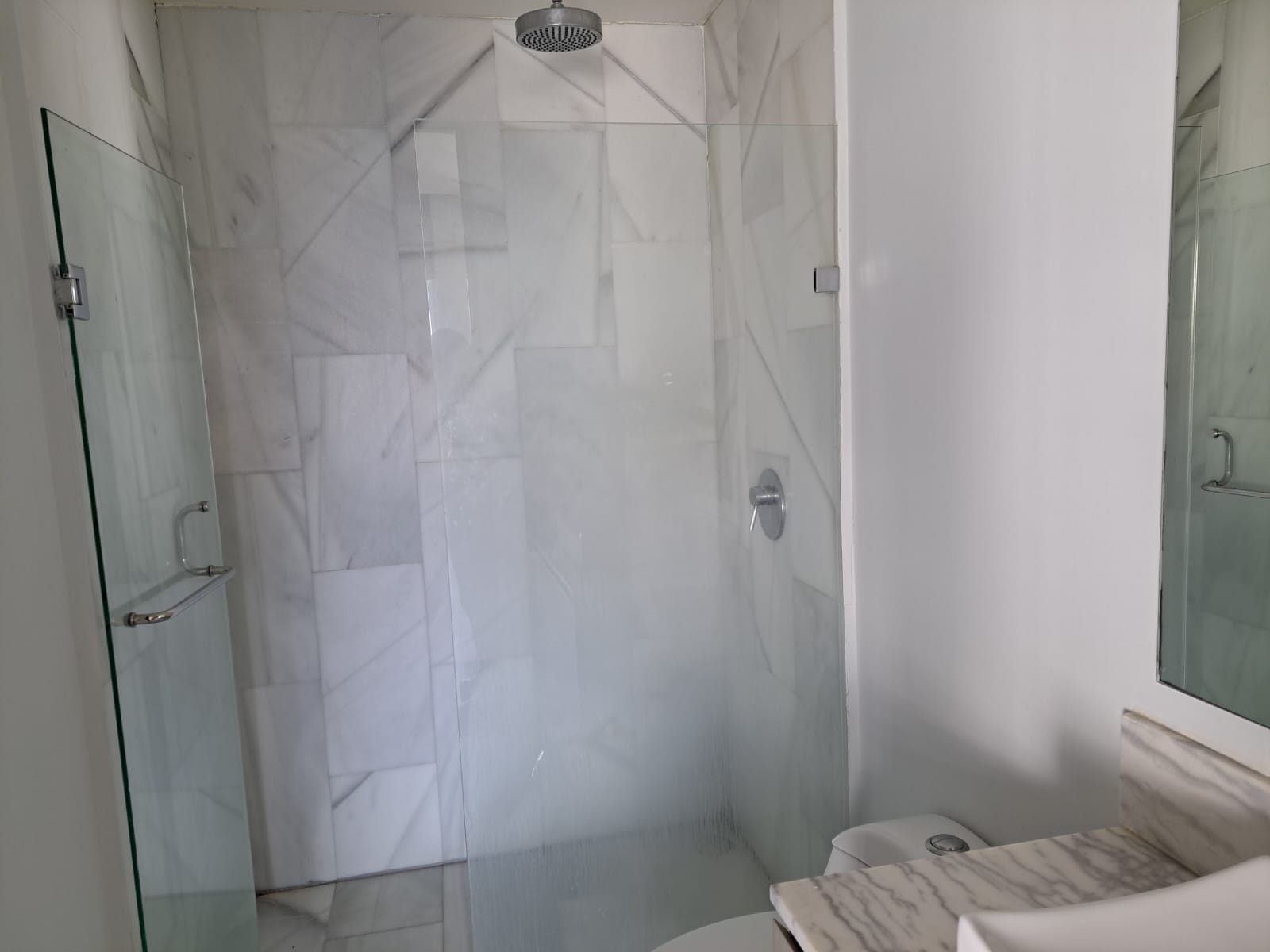 Baño y medio Península Tower